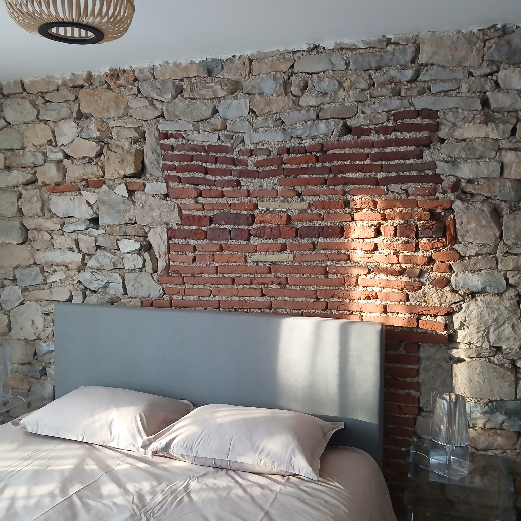 Chambre avec mur en pierre et brique — résultat après traitement