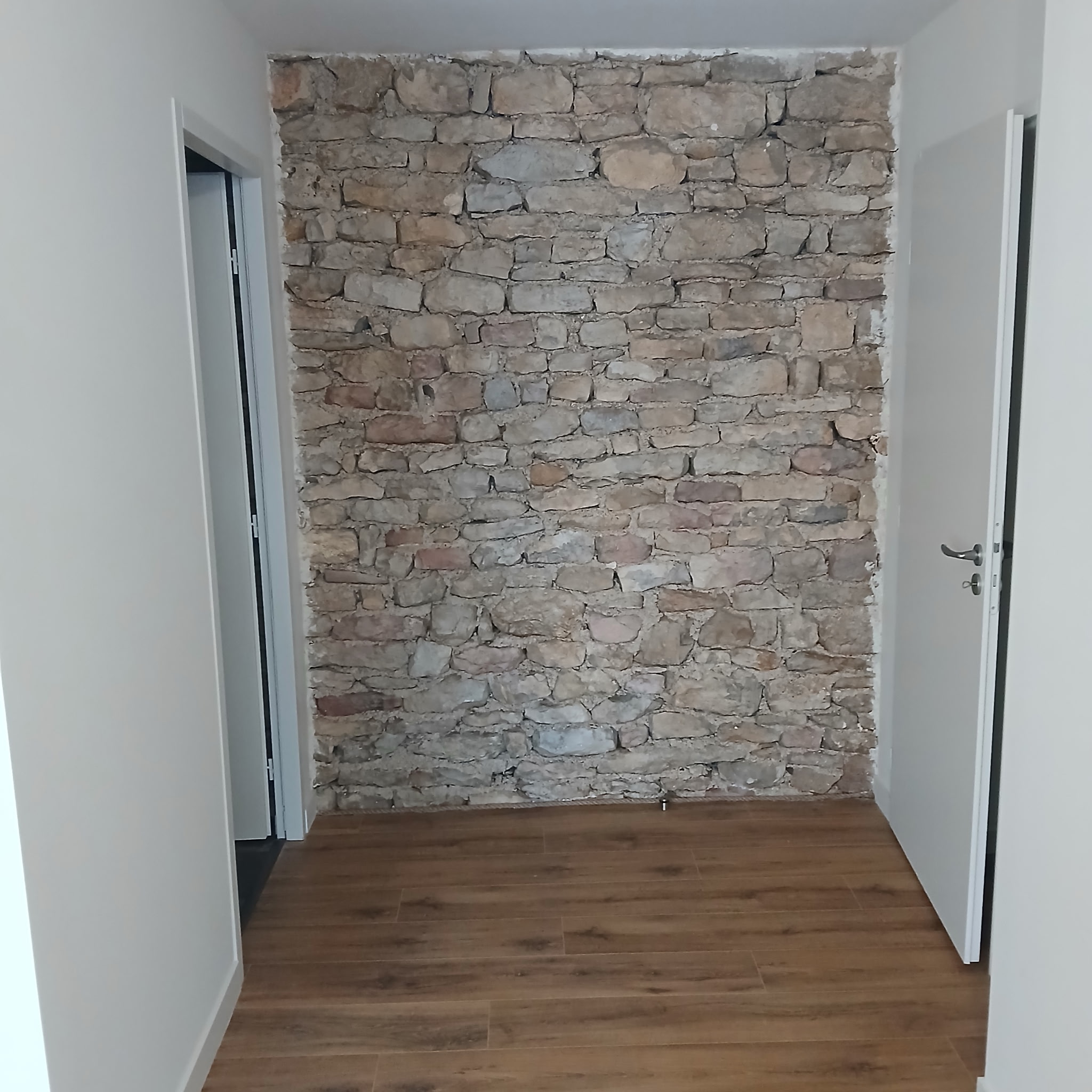 Couloir avec mur en pierre naturelle — avant traitement