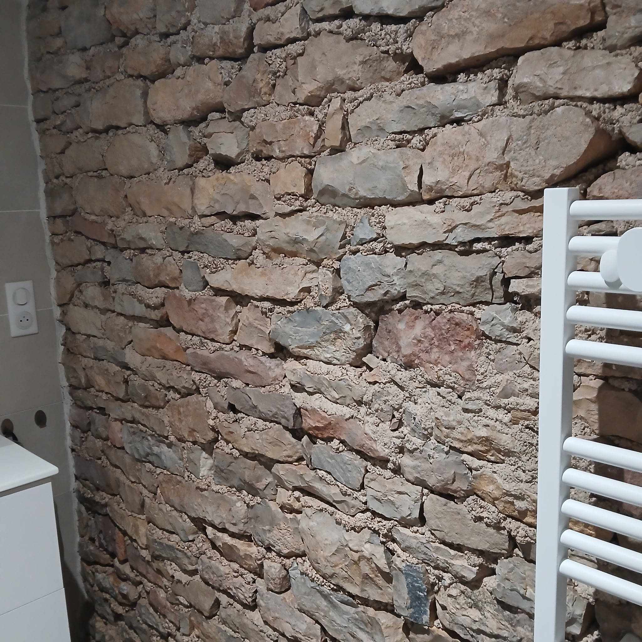 Salle d'eau avec mur en pierre — traitement hydrofuge