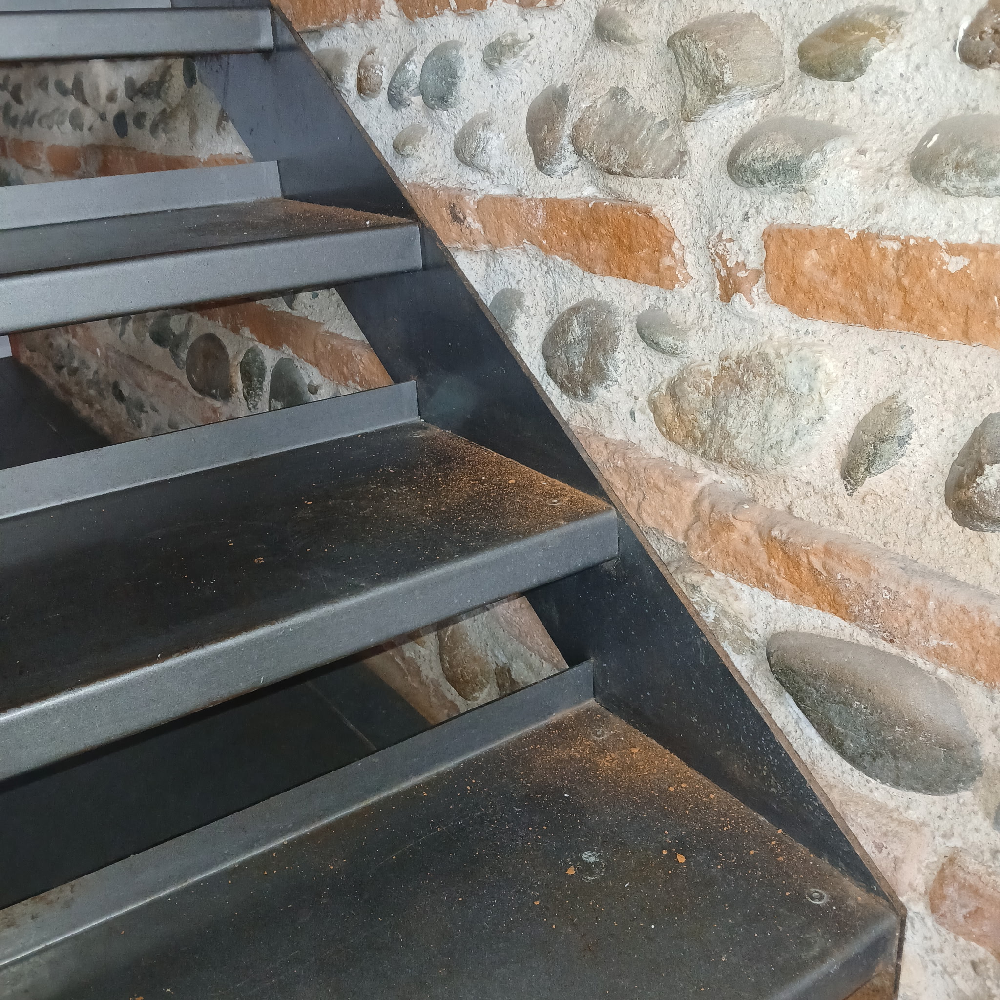 poussières de brique sur l'escalier