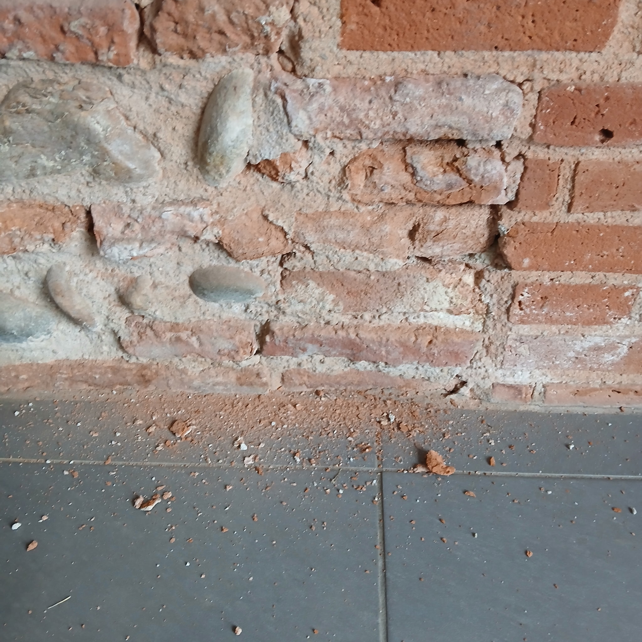 poussières de brique au sol